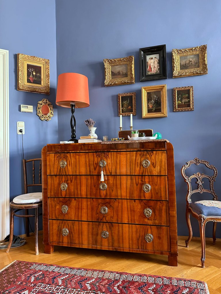 Interiordesign Altbau Wien blaue Wand Antiquitäten Wandfarbe Live your home