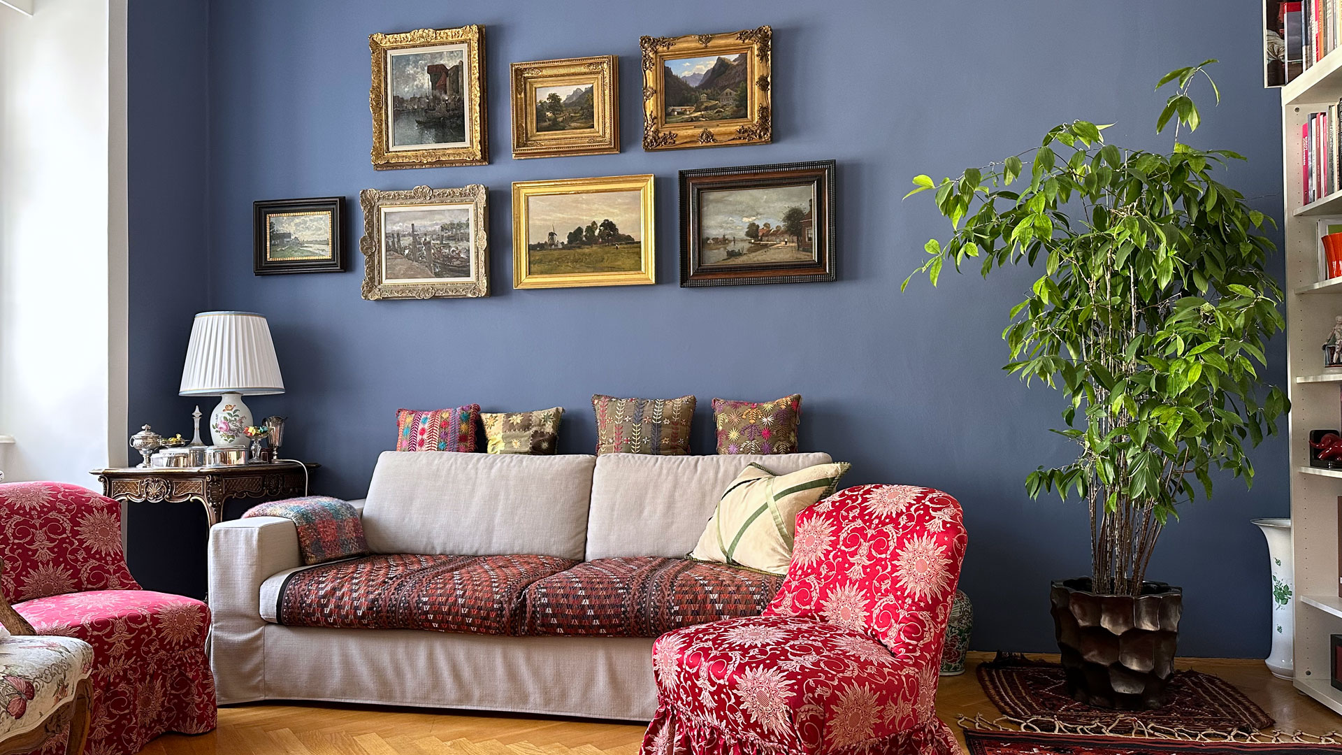 Interiordesign Altbau Wien blaue Wand Antiquitäten Wandfarbe Live your home